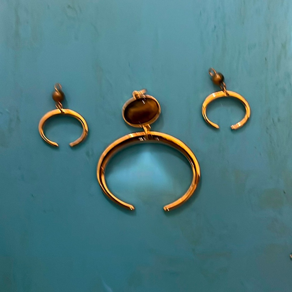 Earrings and pendant tiger eye stone. Will work with any chain